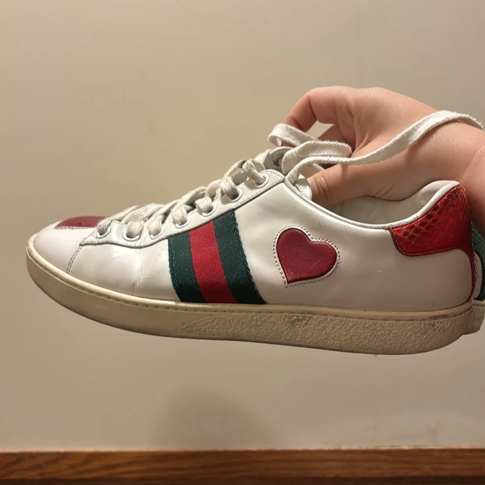 GUCCI Authentic Heart Leather Sneakers-Preloved - Picture 3 of 9